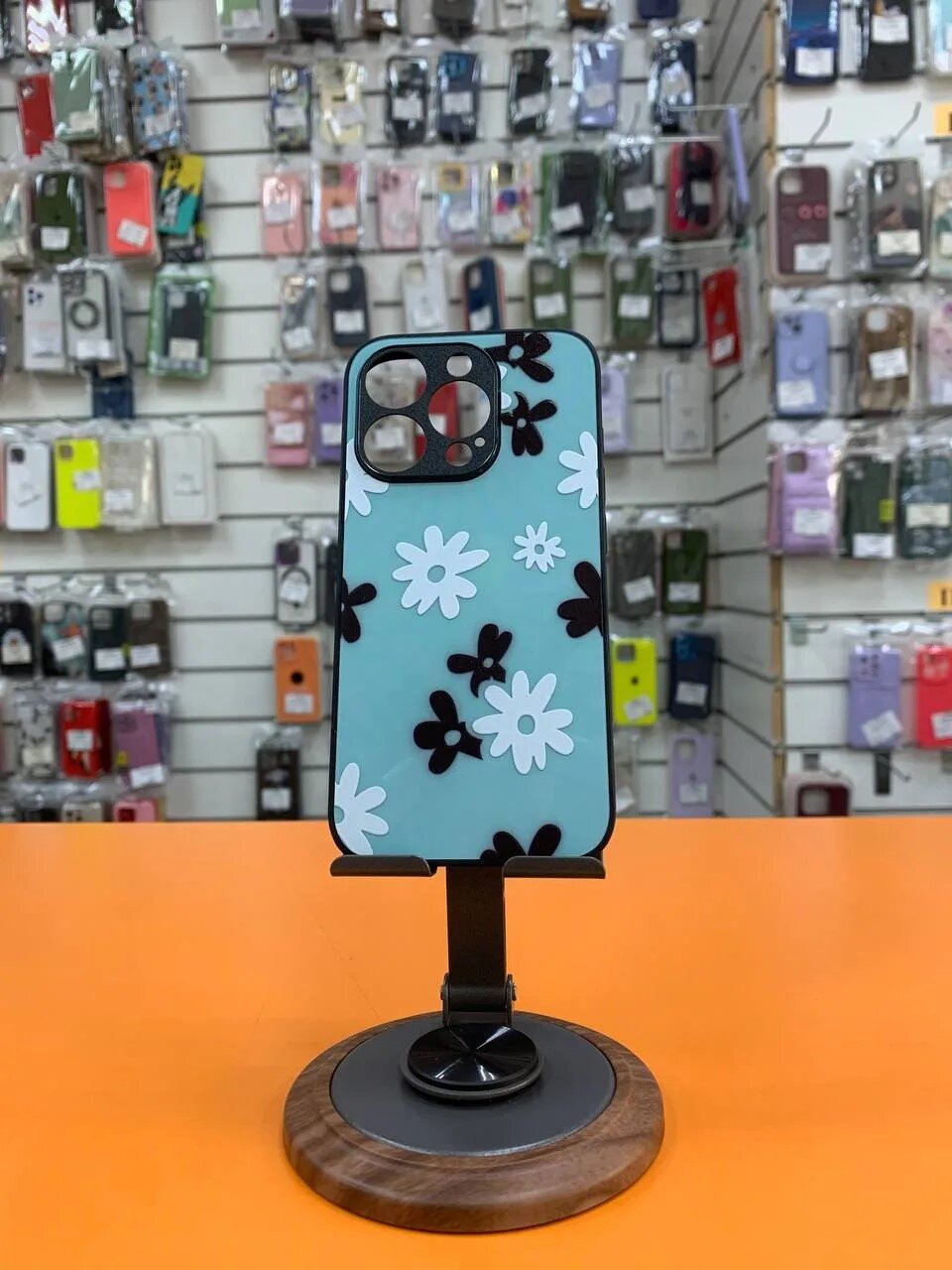 Чехол для iPhone 15 «Голубые цветы стекло» - 1